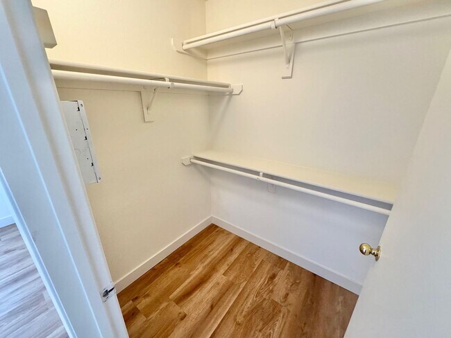 Building Photo - DON'T MISS OUT ON 1 MONTHS RENT FREE: Resort-Style Living in Seven Hills!