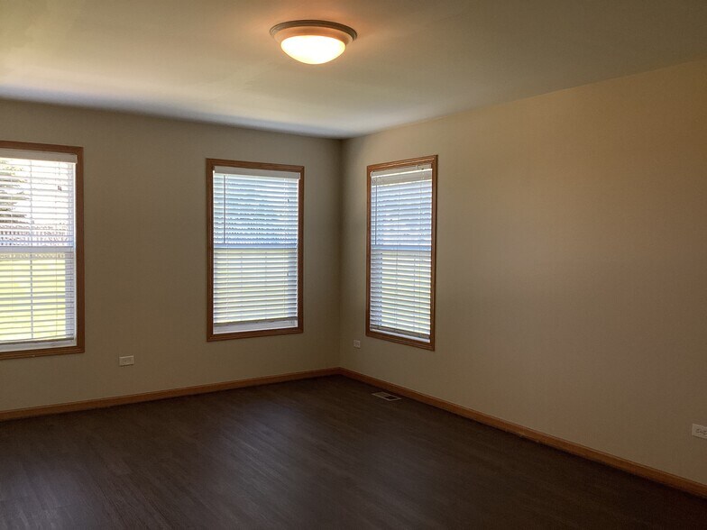 Building Photo - 1305 Bassett Dr