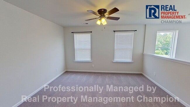 Building Photo - Beautiful and Spacious End Unit Townhouse