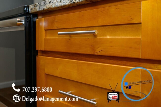 Building Photo - Glen Cove downstairs condo!