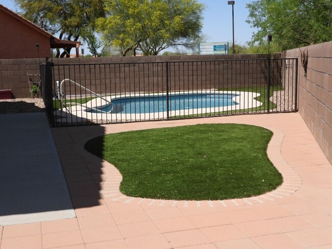 Building Photo - 5 bedroom 3 bath