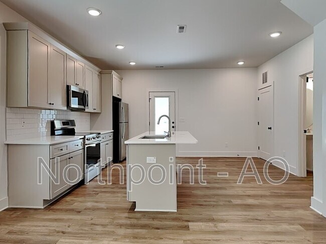 Building Photo - 513 Craven St