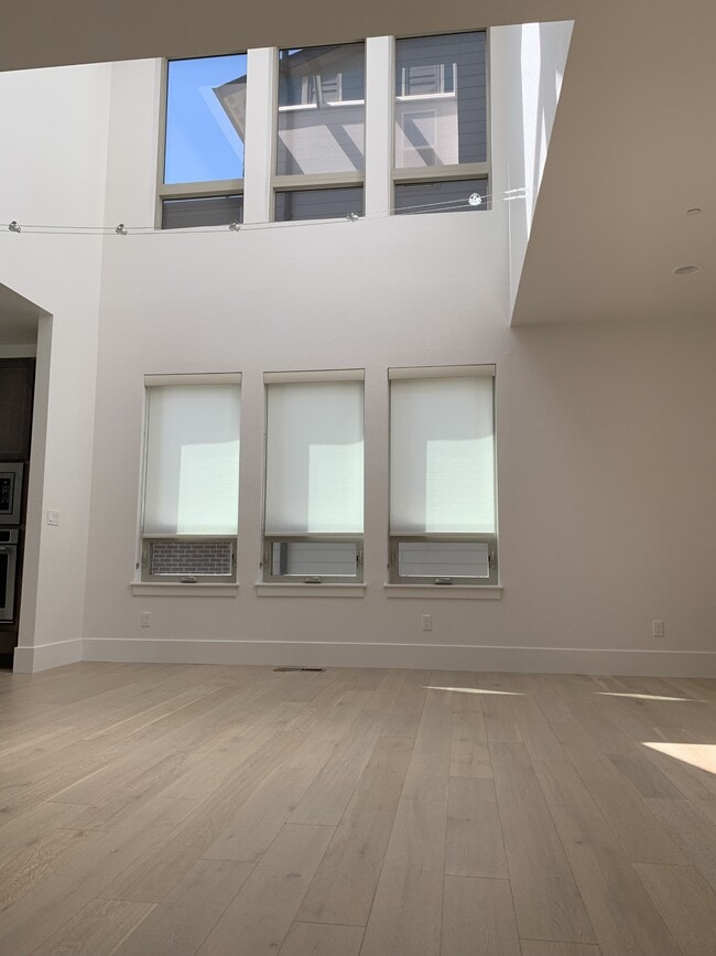 Building Photo - 525 Promenade Dr