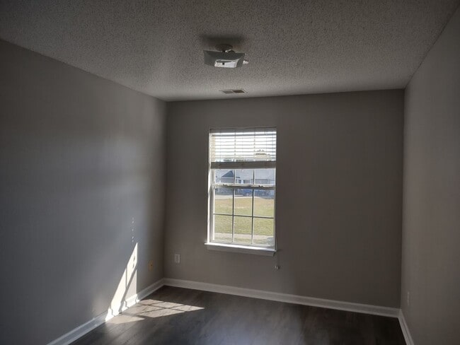 Building Photo - Wonderful Four Bedroom Home in Northeast C...