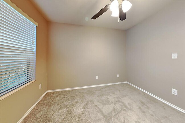 Building Photo - 804 Lovebug Ln