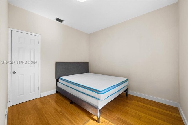 Building Photo - 404 N Shore Dr