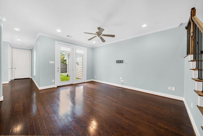 Building Photo - Nestled in the heart of Creekside Park - T...