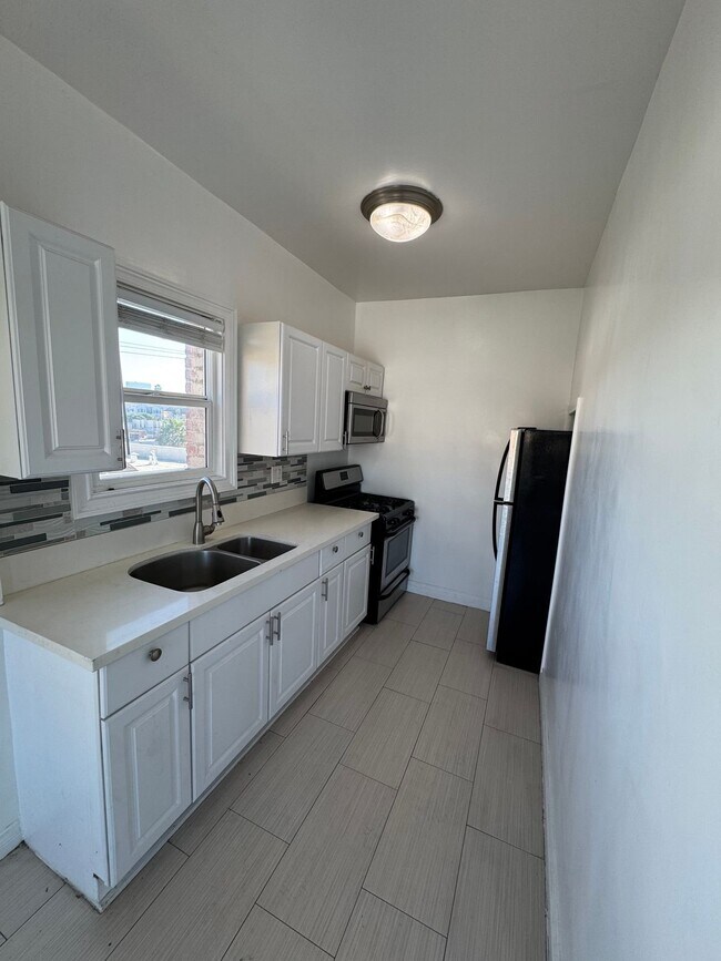 Building Photo - 203 S Kenmore Ave