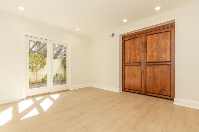 Building Photo - 4 Bedroom / 3 Bathroom Home With Panoramic...