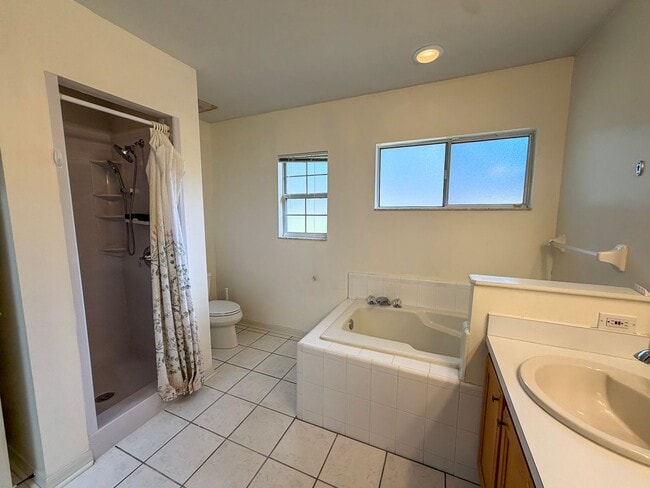 Building Photo - 4BR/2BA POOL home in NW Gainesville!