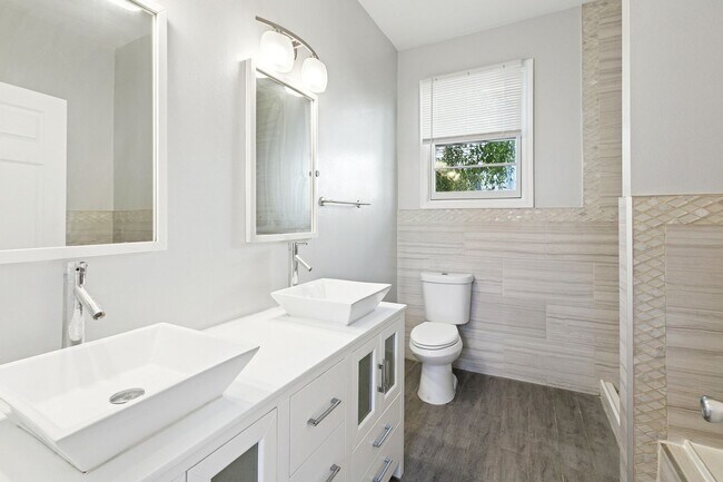 Building Photo - Charming New Orleans Shotgun with Historic...