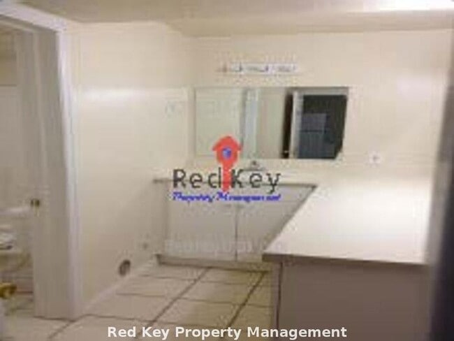 Building Photo - West 880 S Lower Unit Duplex