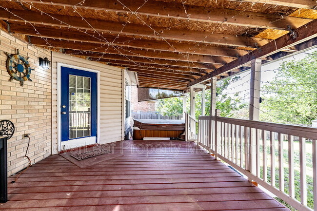 Building Photo - 818 Quitman Oak