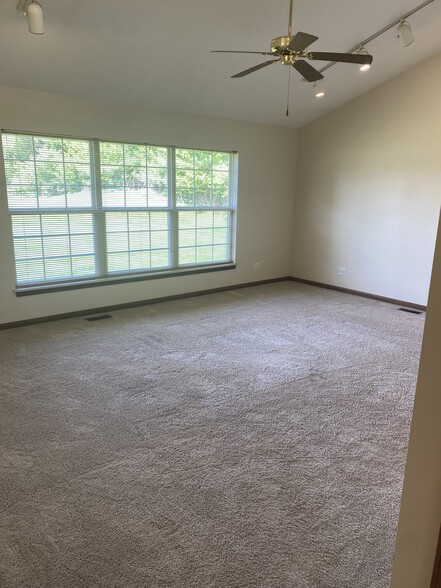 Building Photo - 2928 E Shetland Dr