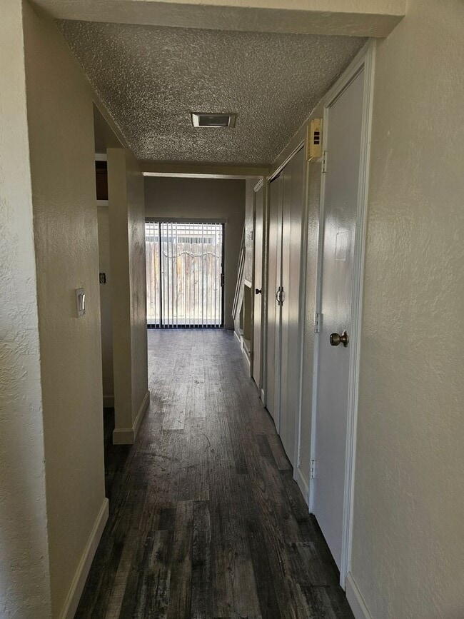 Building Photo - 2 bedroom or 1 bed with loft