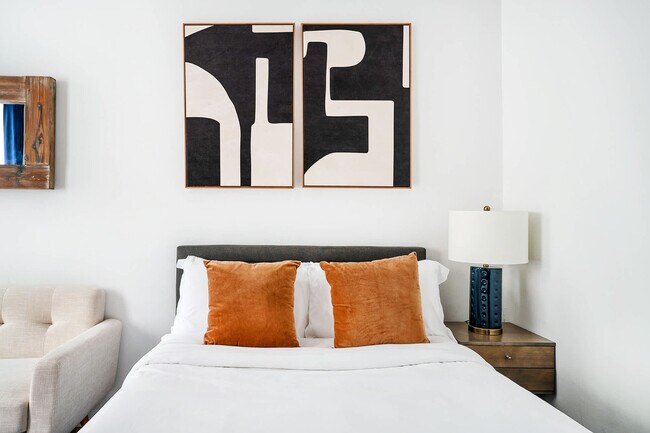 Building Photo - 240 E 26th St