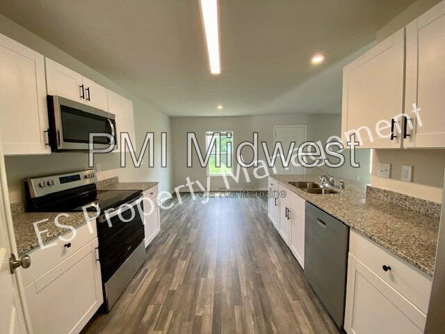 Building Photo - 2913 W Kings Cyn Dr