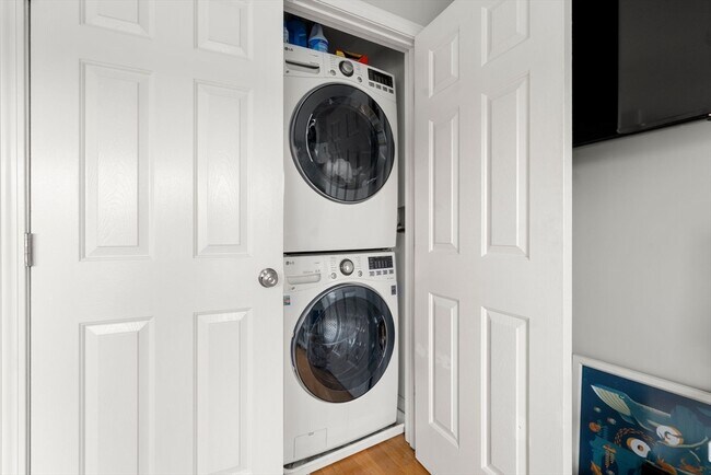 Building Photo - 695 E 8th St