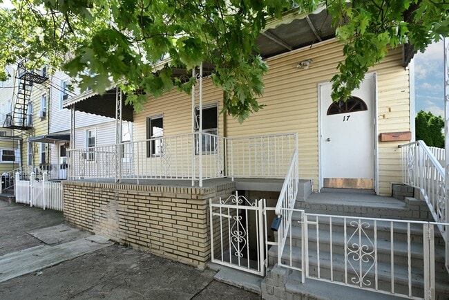 Building Photo - 17 Crawford St