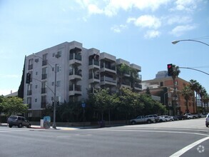 Building Photo - 3rd Floor Unit w/Private balcony