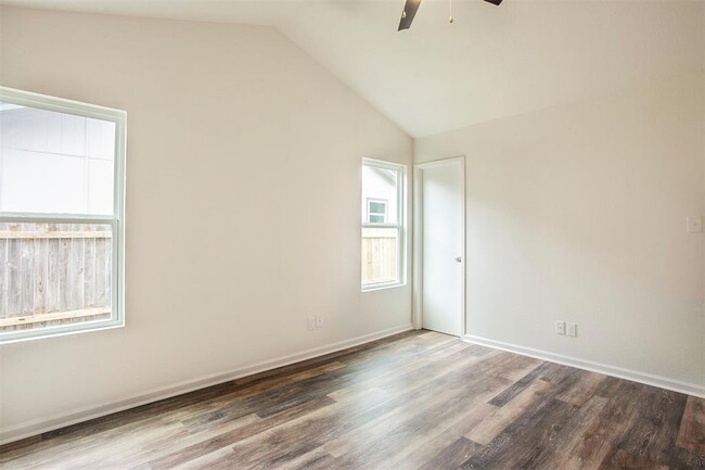 Building Photo - 8715 Pineridge Dr