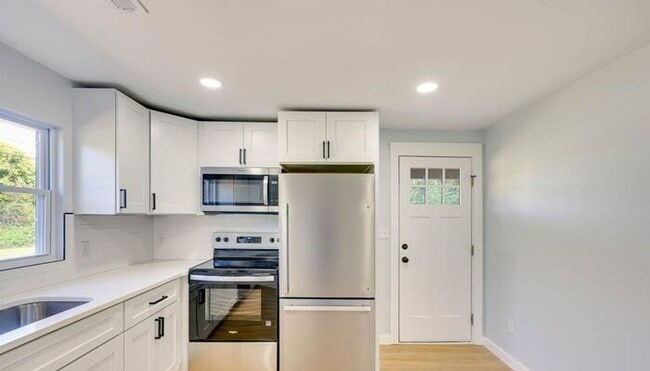 Building Photo - Stunningly Renovated 3BD/1BA Single Family...