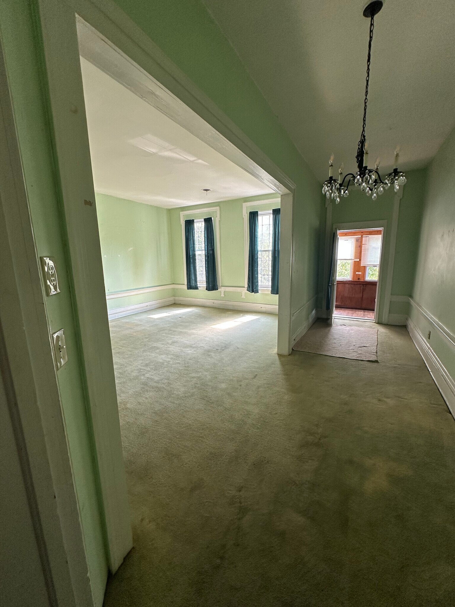 Living room, foyer, front porch - 926 Diamond Park