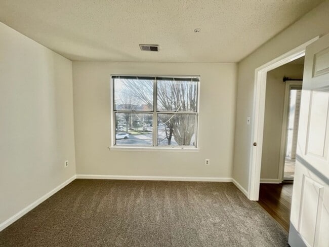 Building Photo - Beautiful 3 BR 2 BA condo in sought after Crown!