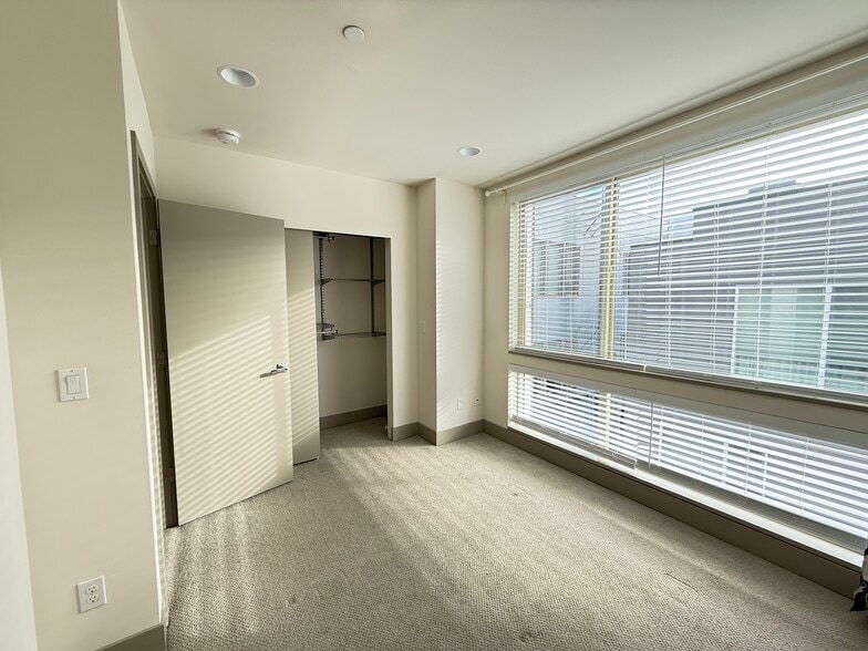 Building Photo - 4143 California Ave SW