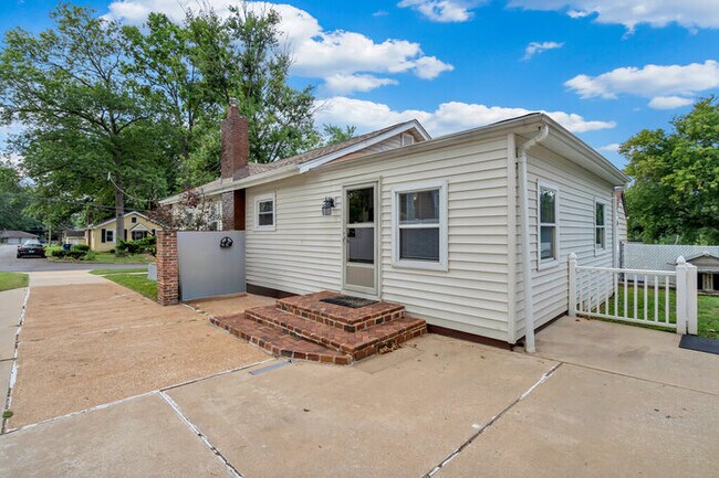 Building Photo - 631 Clover Ln