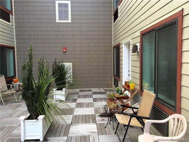 Building Photo - 160 Chatterton Ave