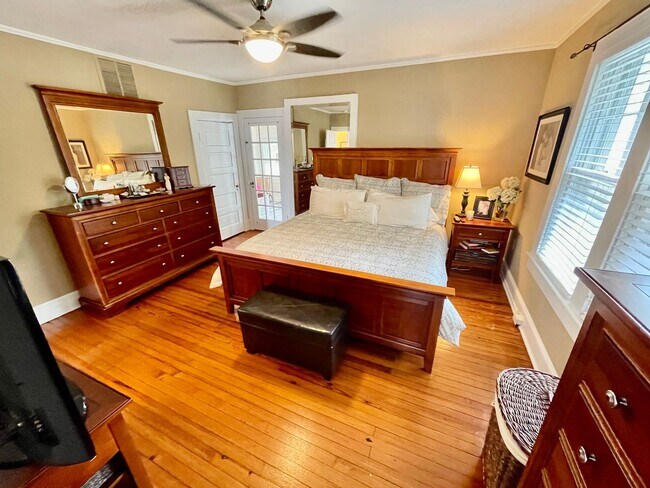 Building Photo - Charming Larchmont 4 Bedroom - 2 Sun Rooms...