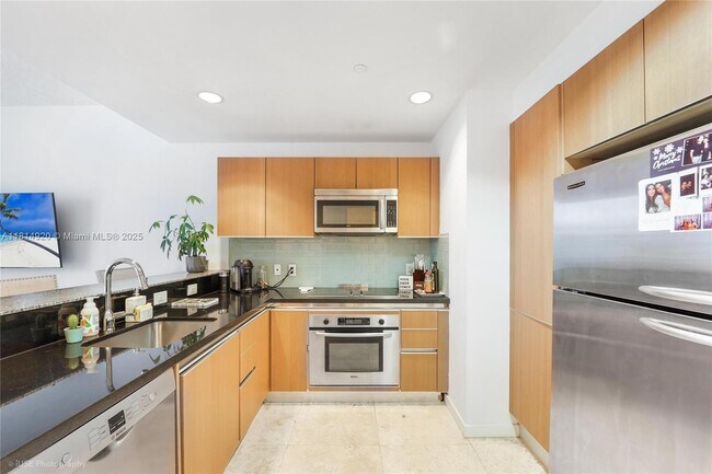 Building Photo - 1060 Brickell Ave