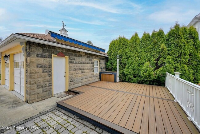 Building Photo - 454 Hickory St