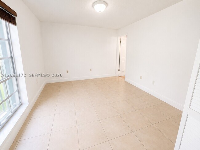 Building Photo - 10800 N Kendall Dr