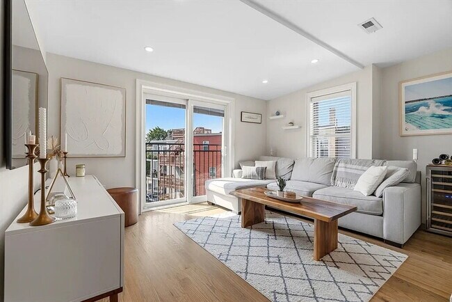 Building Photo - Comfortable and Spacious Rental Opportunity