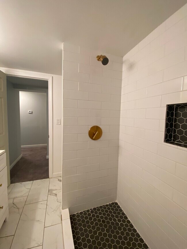 Building Photo - 24 Huxley Ave