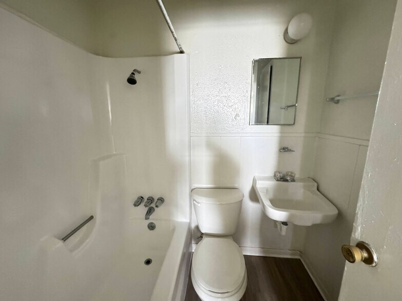 Building Photo - 503 Sunset Ln