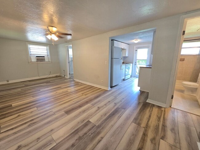 Building Photo - Cute 1 bed/ 1 bath Duplex Available now in...