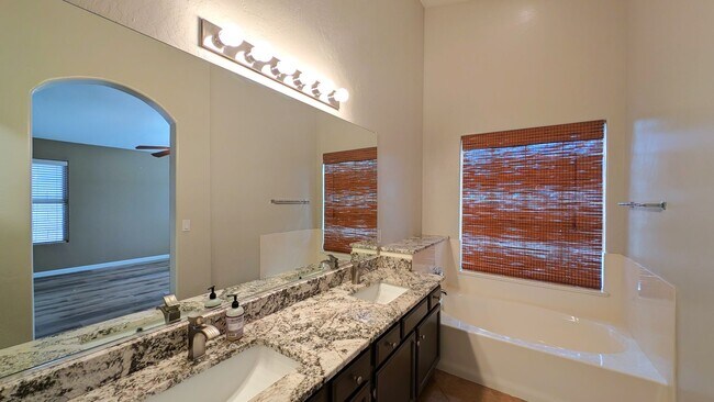 Building Photo - 3 Bedroom Home in the Silverhawk Community Near N Cooper Rd and W Guadalupe Rd!