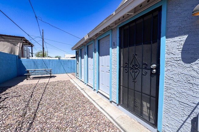 Building Photo - Charming 2BR/1BA Apartment - Convenient Lo...