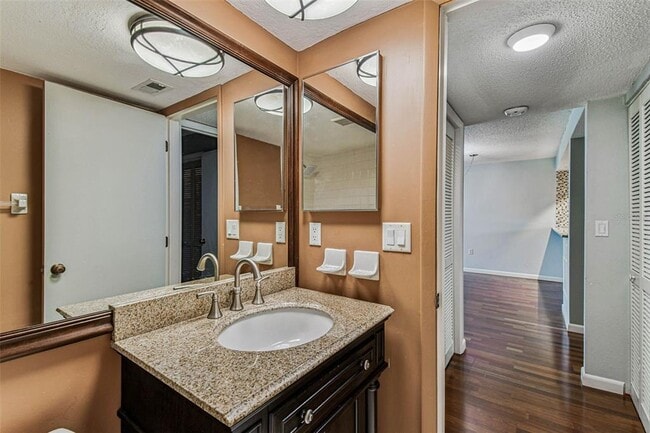 Building Photo - 204 Mary Dr