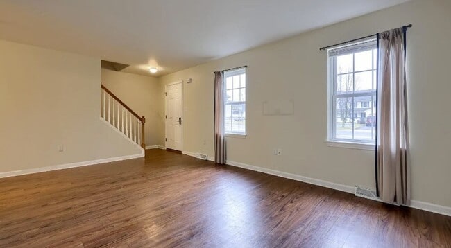 Building Photo - Updated Townhome available now!