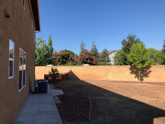 Building Photo - Manteca 4 Bedroom 1/2 bath 2 Car Garage ta...