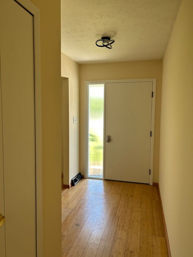 Building Photo - 3 Bedrooms One Floor Ranch House with 2 car attached garage in Lyndhurst