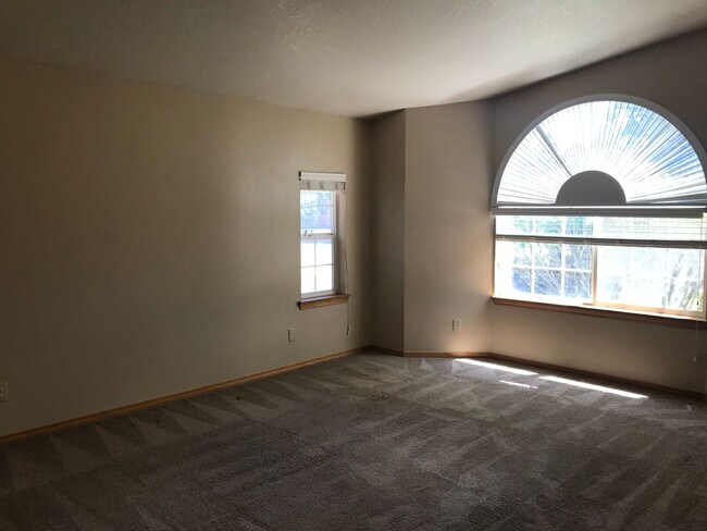 Building Photo - Single level home in NE Bend with huge yard!