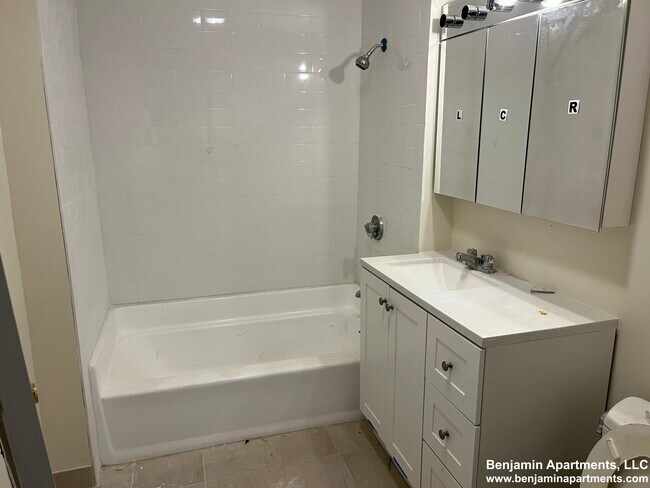 Building Photo - 8 Barrows St