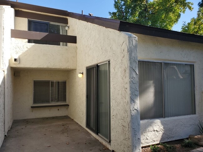 Building Photo - Fabulous Fletcher Hills remodeled townhome.