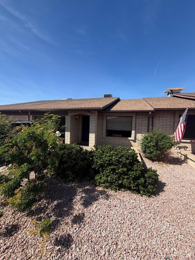 Building Photo - 520 S Greenfield Rd