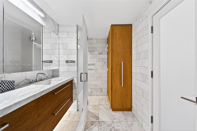 Building Photo - 601 NE 36th St